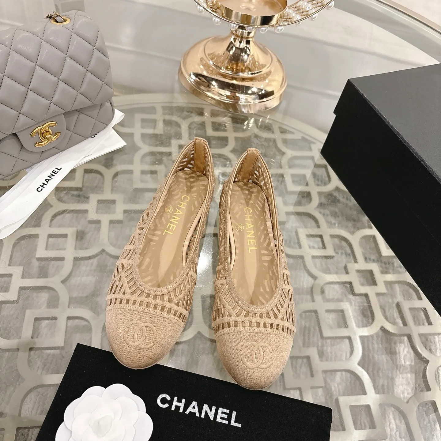 👟👟Ex-factory price 520👟👟 Chanel 25SS finally comes out with woven ballet shoes‼ ️ Shoes worthy of their own article, I have to say that they are finally waiting for you! So elegant and chill. Wear it in the summer to enjoy the breeze and walk on the street. Round square toe design. Cute and cute~ The appearance is super online. When you wear it, you will feel like a wealthy daughter. I thought it was good-looking. Only when I put it on my feet do I know how easy it is to wear~ Upper: Exclusive custom-made mesh (comfortable and breathable) Foot pad: Sheepskin Outsole: Genuine leather sole imported from Italy Size: 35-39 (customized at 40.41.42)